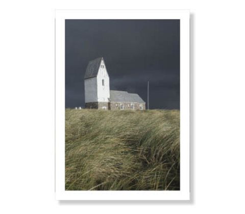 Trans Kirke mod mørk uvejrshimmel