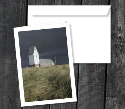 Trans Kirke mod mørk uvejrshimmel