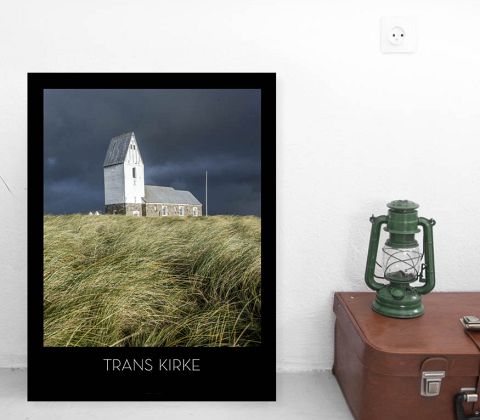Trans Kirke mod mørk uvejrshimmel